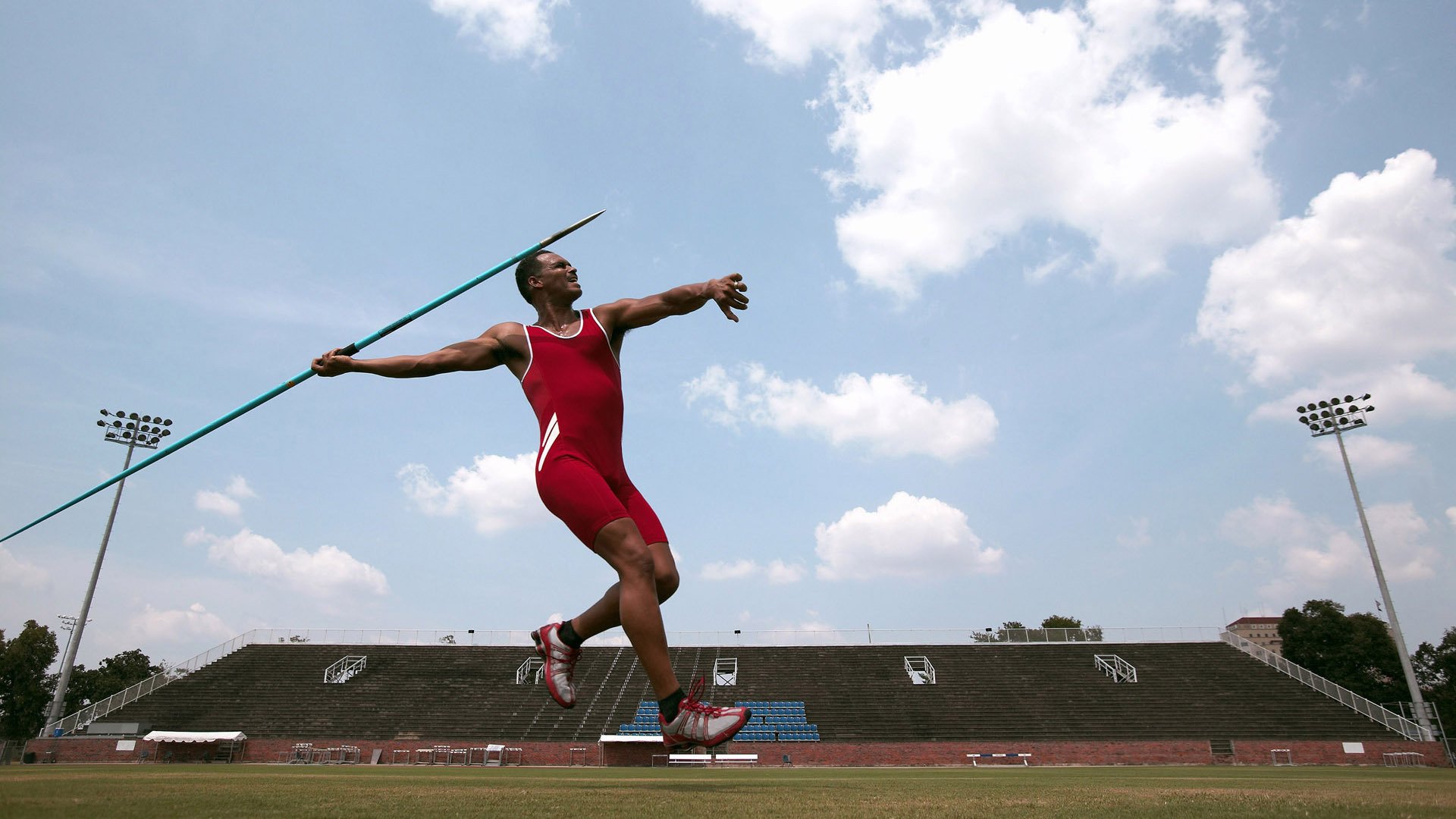 米兰体育平台-《多平台联动直播：打造全景式的电竞观看体验》，多屏直播互动的平台